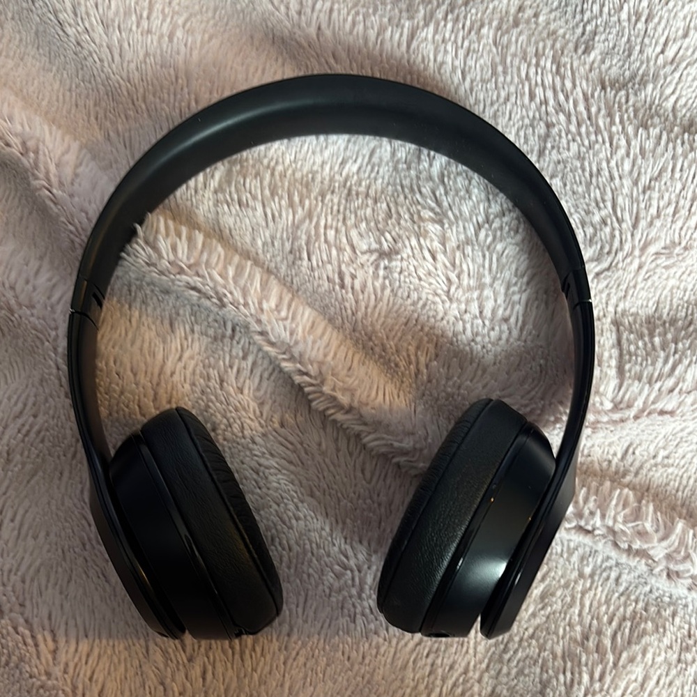 Beats Solo 3 Black Wireless Headphones - Picture 3 of 8